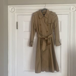 Vintage Burberry trench coat excellent condition!
